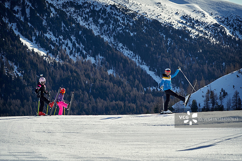 在奥地利巴德克莱因基尔海姆滑雪的女孩轮廓图片素材