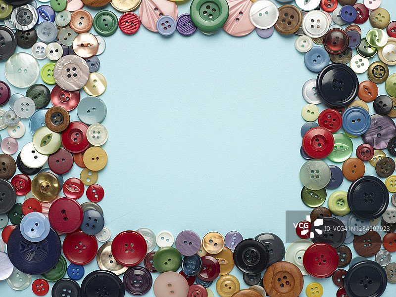蓝色背景上的旧纽扣边框图片素材