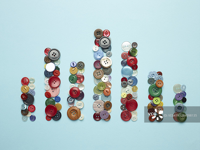 蓝色背景上由旧纽扣制成的图表图片素材