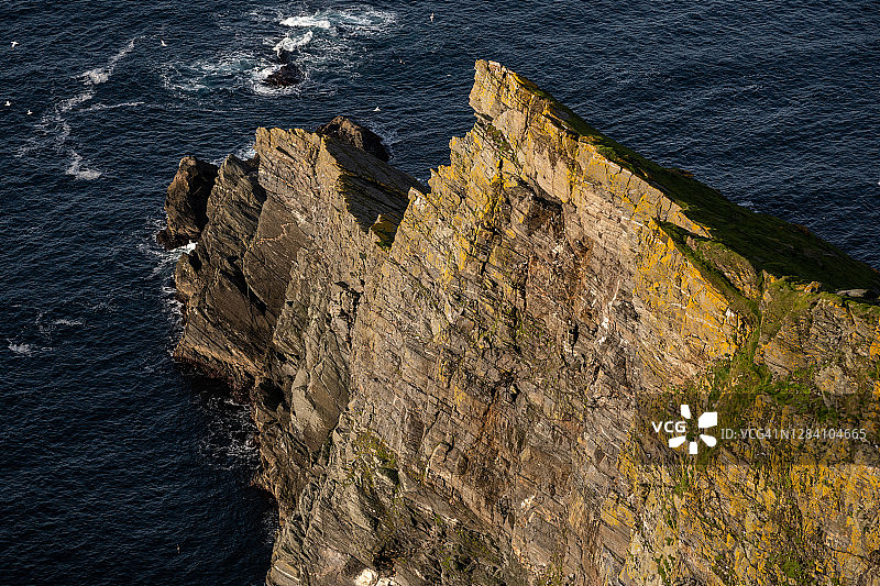 海岸边的巨石图片素材