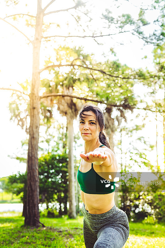 在户外做瑜伽的强壮美丽女人肖像图片素材