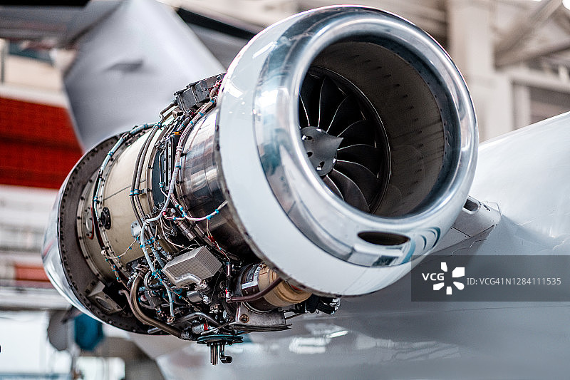 飞行前的喷气发动机检查图片素材
