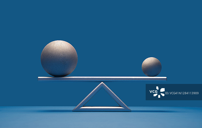 在天平上平衡的球图片素材