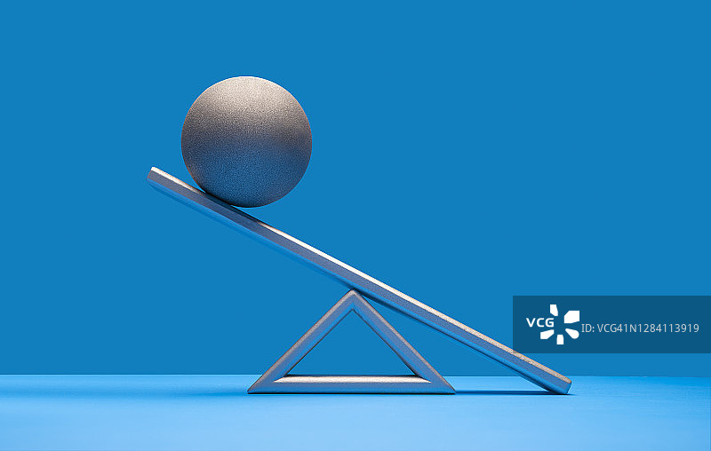 天平上的球图片素材