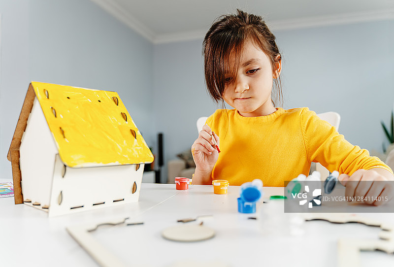 用自己的双手制作玩具，用水粉颜料绘制模型鸟舍。儿童户内创意休闲活动。支持创意、在实践中学习、DIY项目、手工艺图片素材