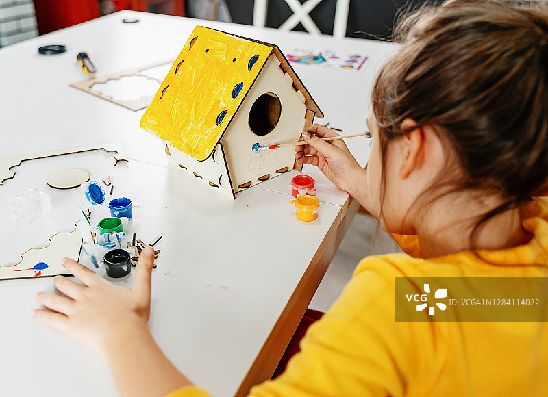 用自己的双手制作玩具，用水粉颜料绘制模型鸟舍。儿童户内创意休闲活动。支持创意、在实践中学习、DIY项目、手工艺图片素材