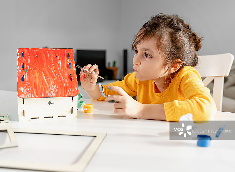 用自己的双手制作玩具，用水粉颜料绘制模型鸟舍。儿童户内创意休闲活动。支持创意、在实践中学习、DIY项目、手工艺图片素材