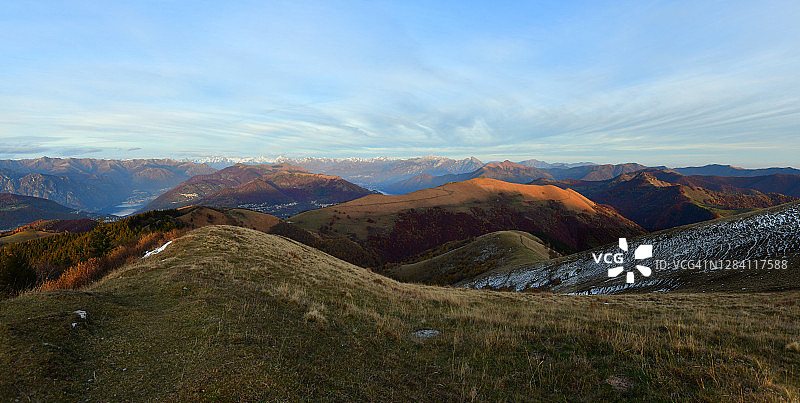 伦巴第阿尔卑斯山前日落壮丽景色图片素材
