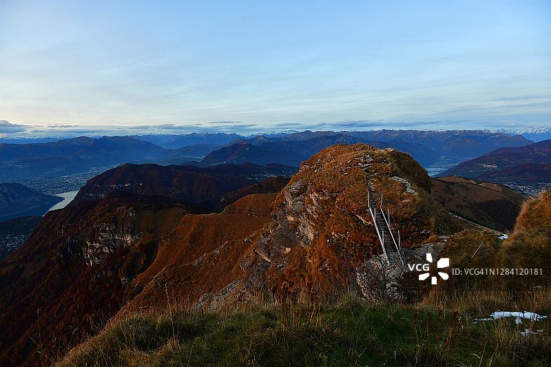 阿尔卑斯山铁索桥风光图片素材