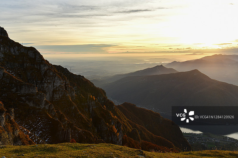 日落时分的西阿尔卑斯山景色图片素材