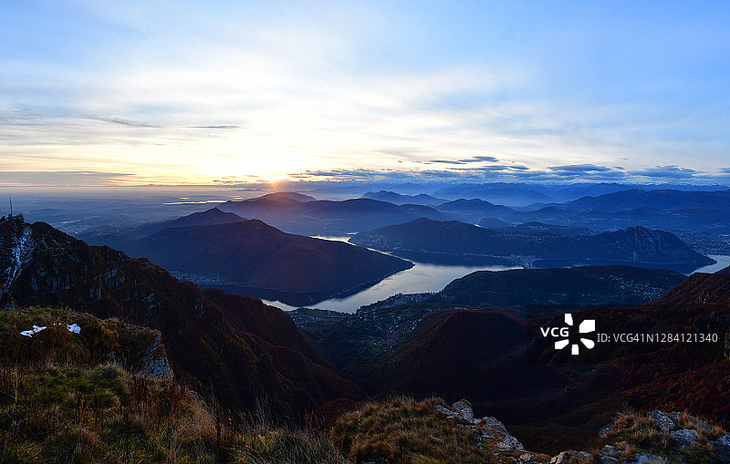 卢加诺湖和西部阿尔卑斯山日落美景图片素材