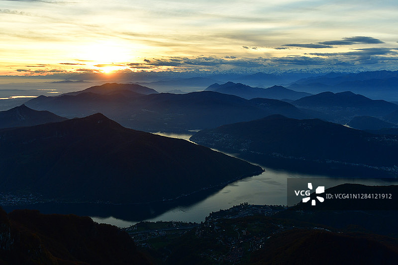 卢加诺湖和西部阿尔卑斯山日落美景图片素材
