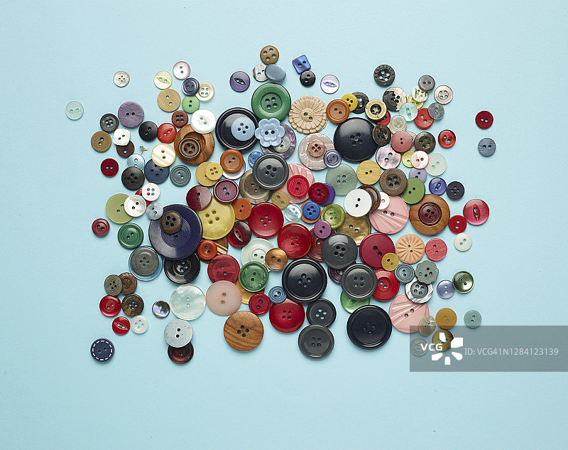 蓝色背景上的一堆旧纽扣图片素材