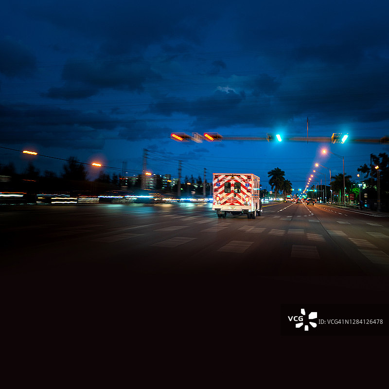 在迈阿密行驶的救护车图片素材