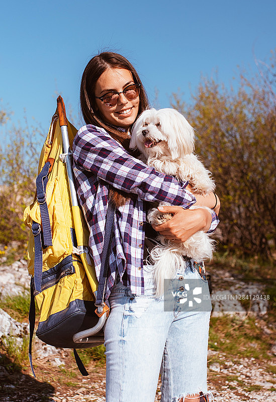 女人在山里和她的狗玩耍图片素材