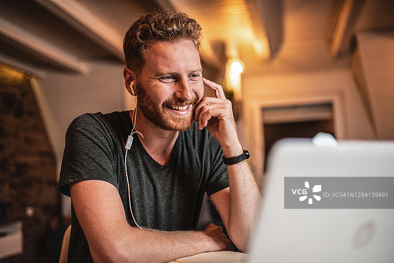 正在进行视频通话的年轻人图片素材