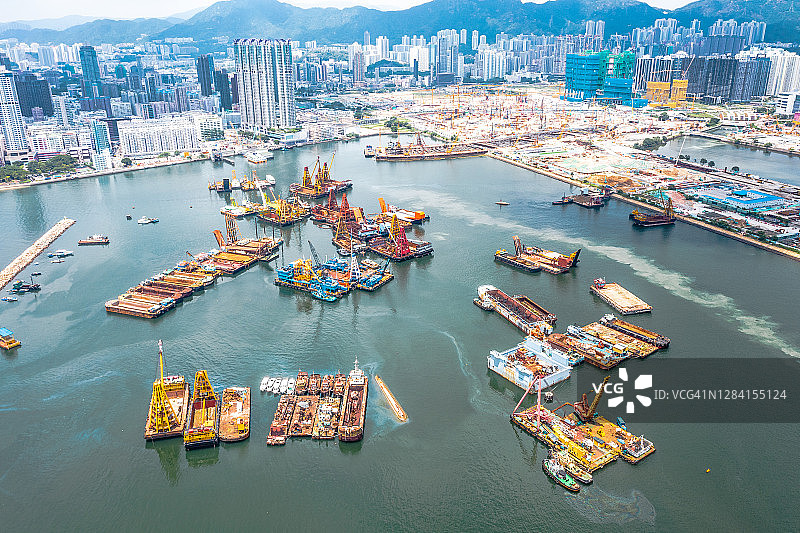 停靠在海堤旁的驳船，香港启德图片素材