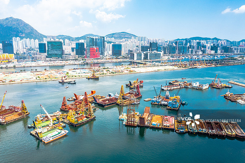 停靠在海堤旁的驳船，香港启德图片素材