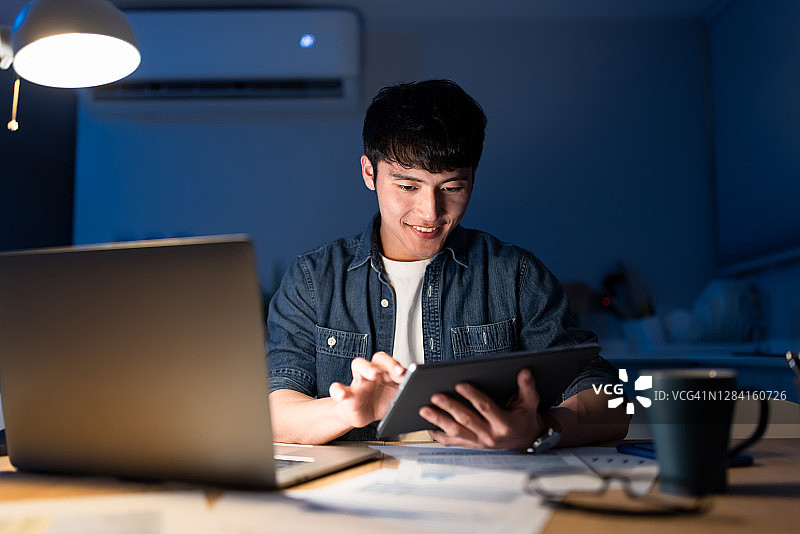 在家进行远程视频会议图片素材