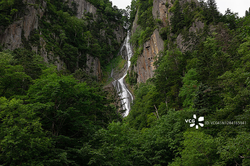 从悬崖上倾泻而下的瀑布图片素材
