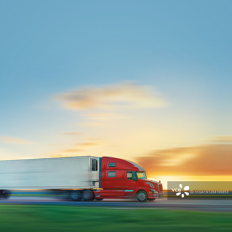 红白卡车在乡村公路高速行驶图片素材