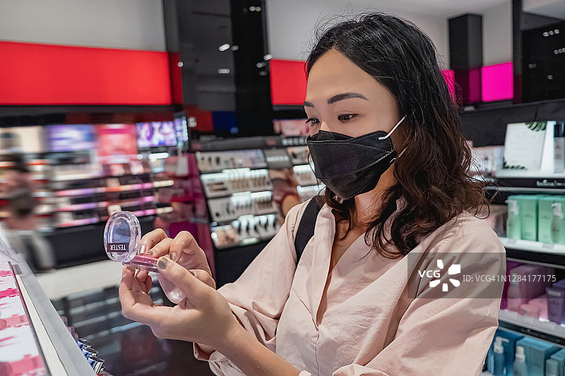 疫情期间购买化妆品的亚洲女性图片素材