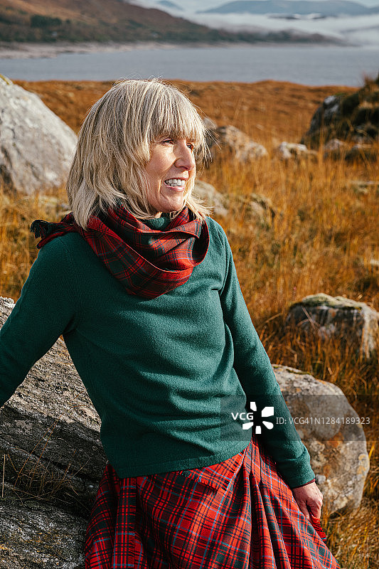身穿苏格兰格子呢的女人，苏格兰高地图片素材