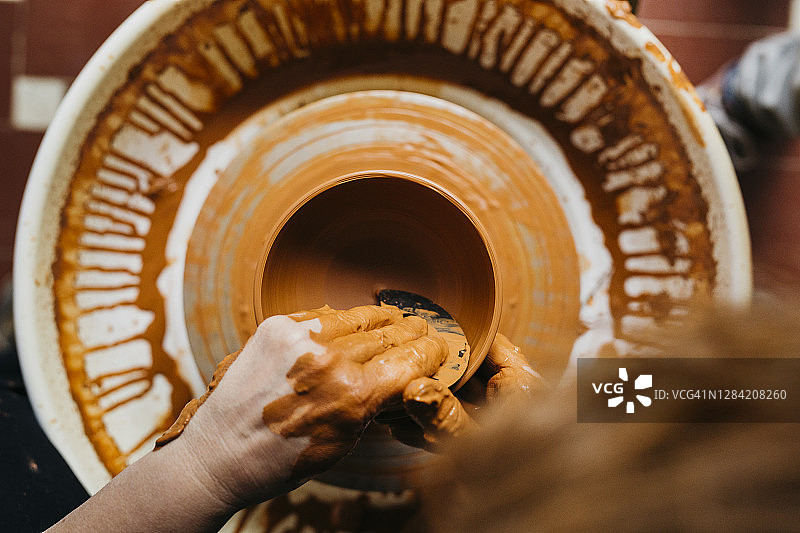 陶艺家在陶轮上塑造碗图片素材