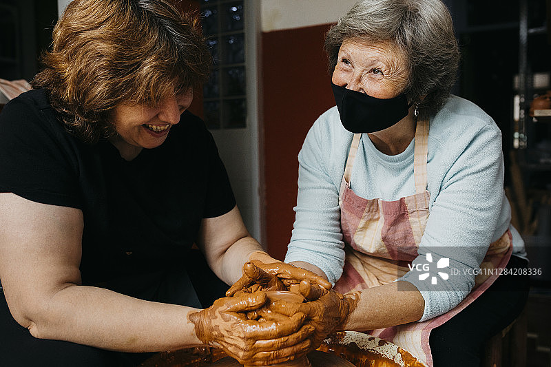 陶艺家教一位妇女图片素材