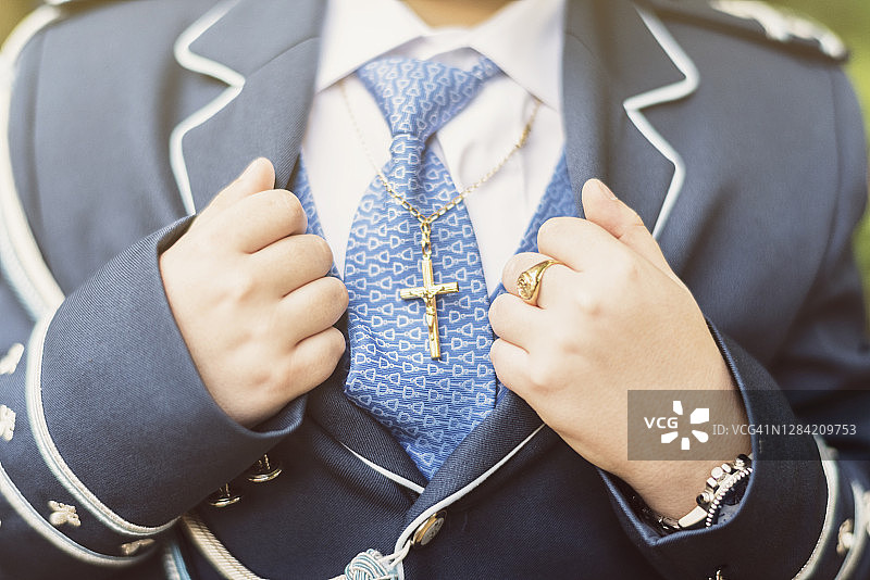 穿着圣餐服的男孩特写匿名图像，首次圣餐水手服图片素材