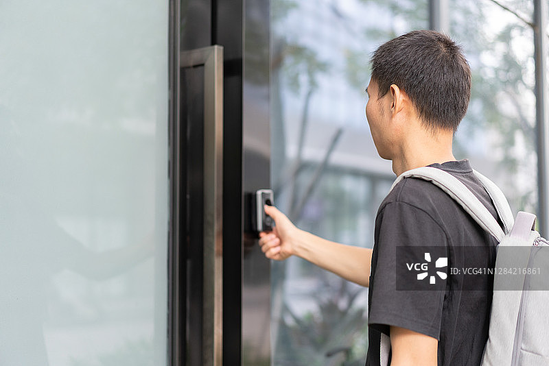 男子使用指纹解锁图片素材