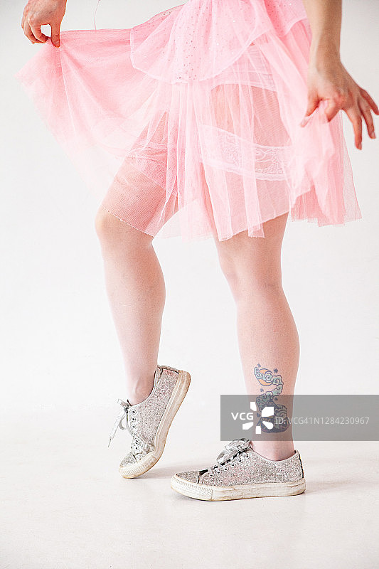 穿粉色服装的少女图片素材