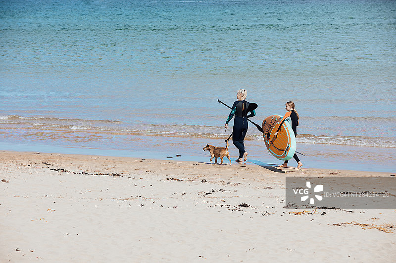母女一起划桨板图片素材