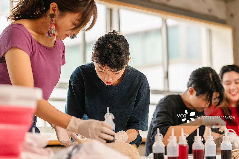 一群人一起扎染图片素材