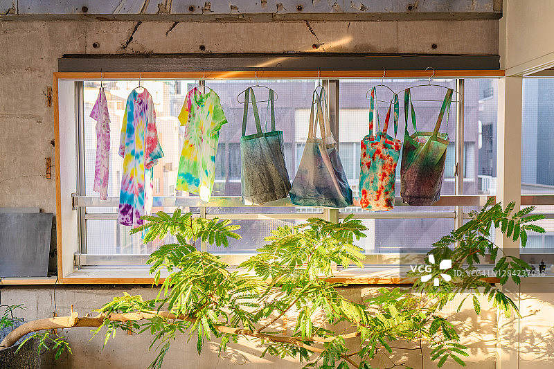 扎染衬衫和购物袋晾晒图片素材