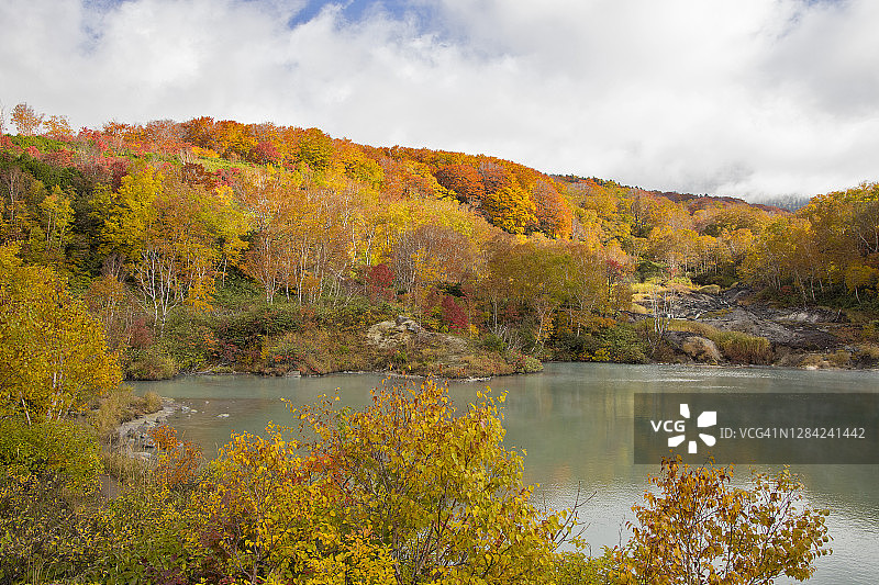 日本青森县地狱沼的秋叶图片素材
