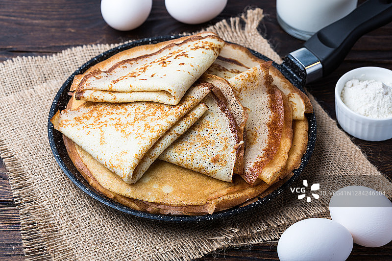 煎锅中的煎饼特写图片素材