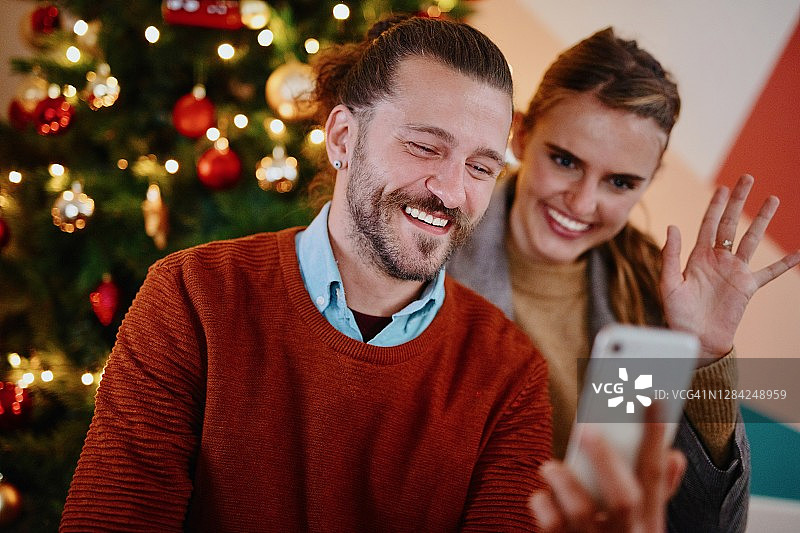 疫情期间圣诞节与家人视频通话图片素材