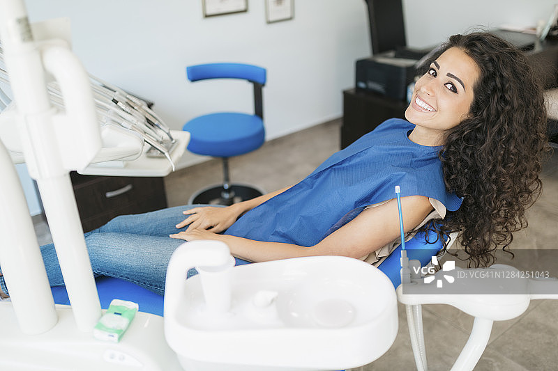 坐在牙科诊所里的漂亮白人女性肖像图片素材