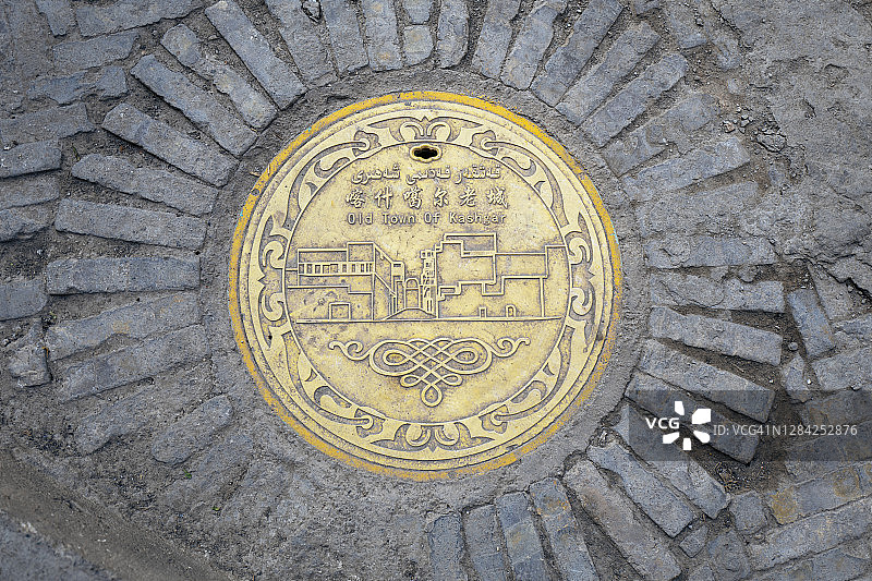 中国新疆喀什古城的下水道盖图片素材