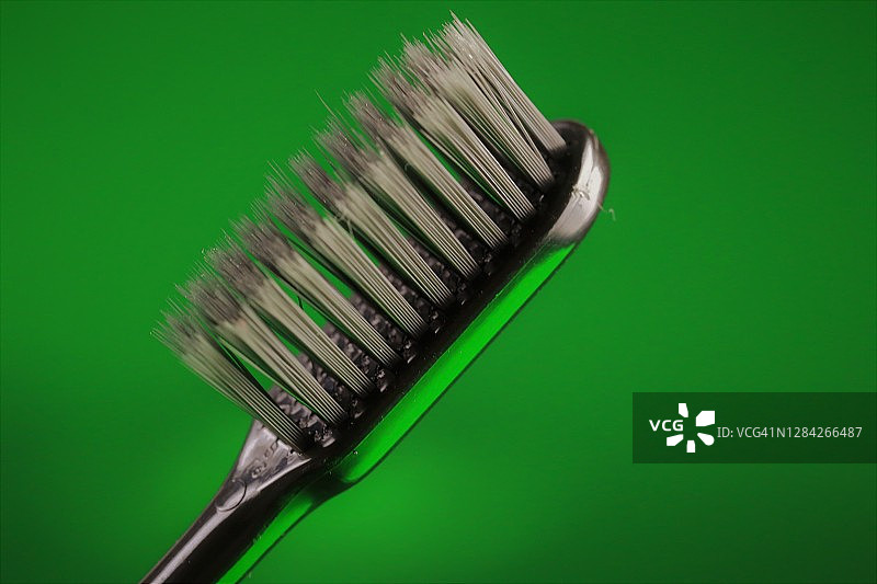 绿色背景上的牙刷图片素材