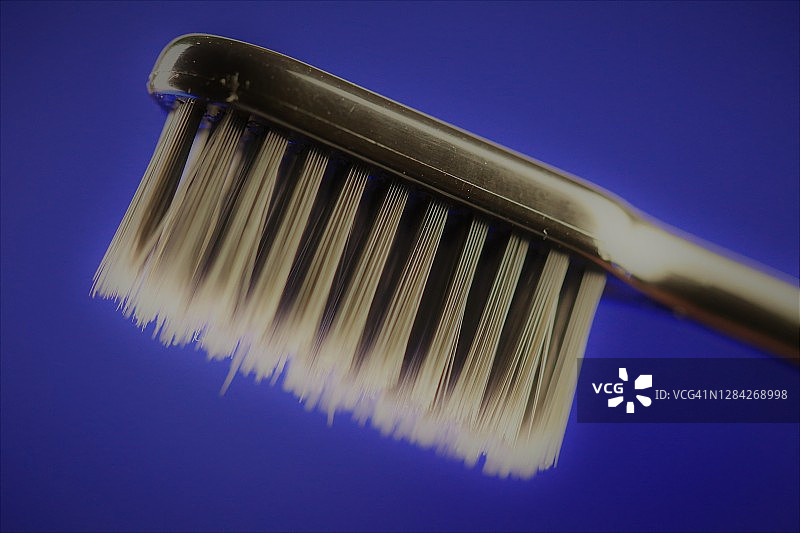 蓝色背景上的牙刷图片素材