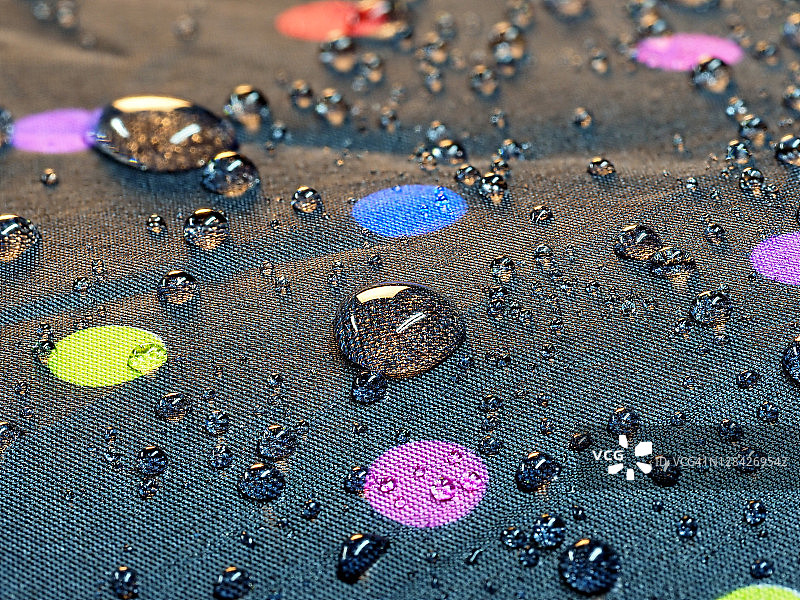 雨伞布上的雨滴图片素材