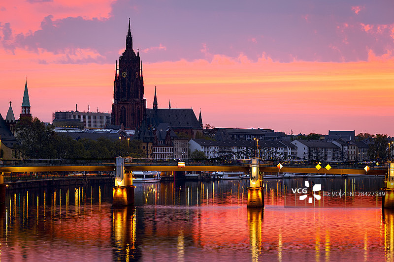 壮丽日出，法兰克福大教堂，美因河，铁桥，德国图片素材