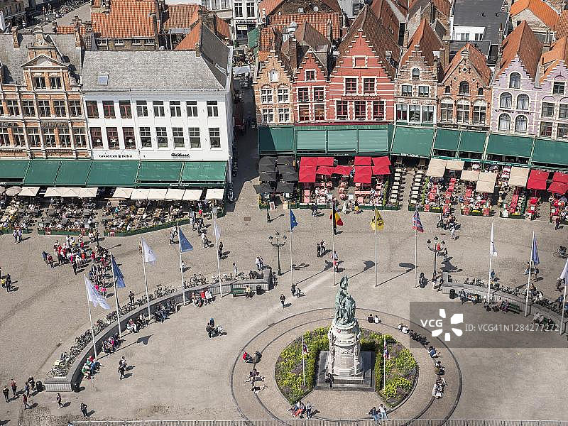 从布鲁日钟楼俯瞰市场与中世纪建筑，比利时弗兰德斯图片素材