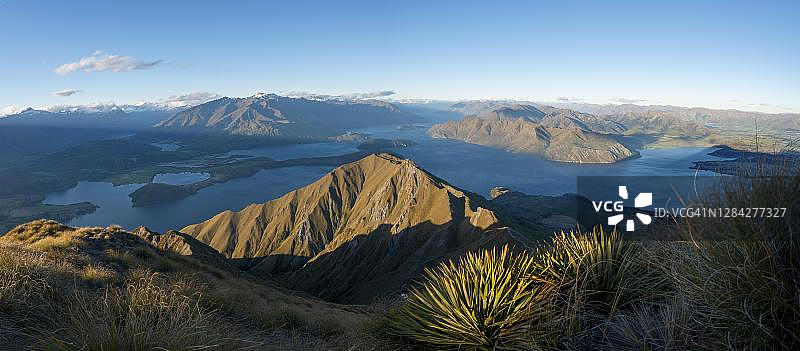 新西兰南岛瓦纳卡湖罗伊山日落山景和湖景图片素材