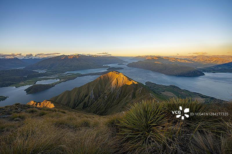 新西兰南岛瓦纳卡湖罗伊山日落山景和湖景图片素材