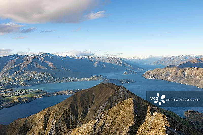 瓦纳卡湖：从罗伊山顶观赏山脉和湖泊图片素材