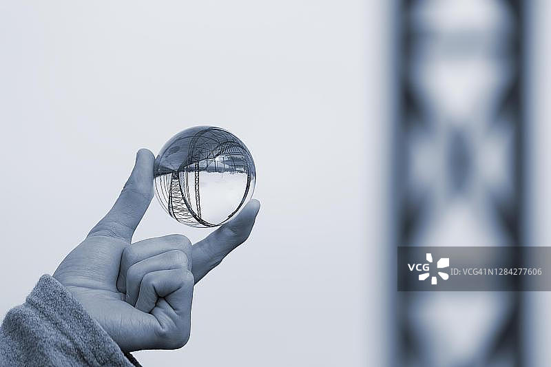 手持玻璃球，德国汉堡哈尔堡易北河老桥图片素材