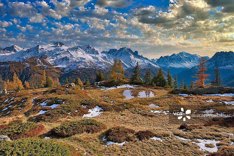 瑞士瓦莱州埃莫松的勃朗峰山脉晚霞景色图片素材